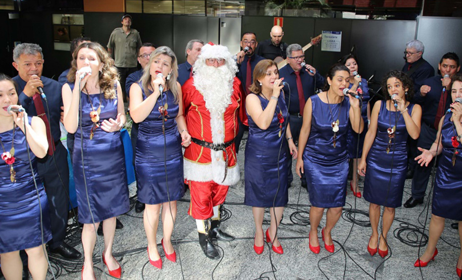 Coral Sanepar e Papai Noel na festa de entrega oficial dos presentes. Foto: Sanepar