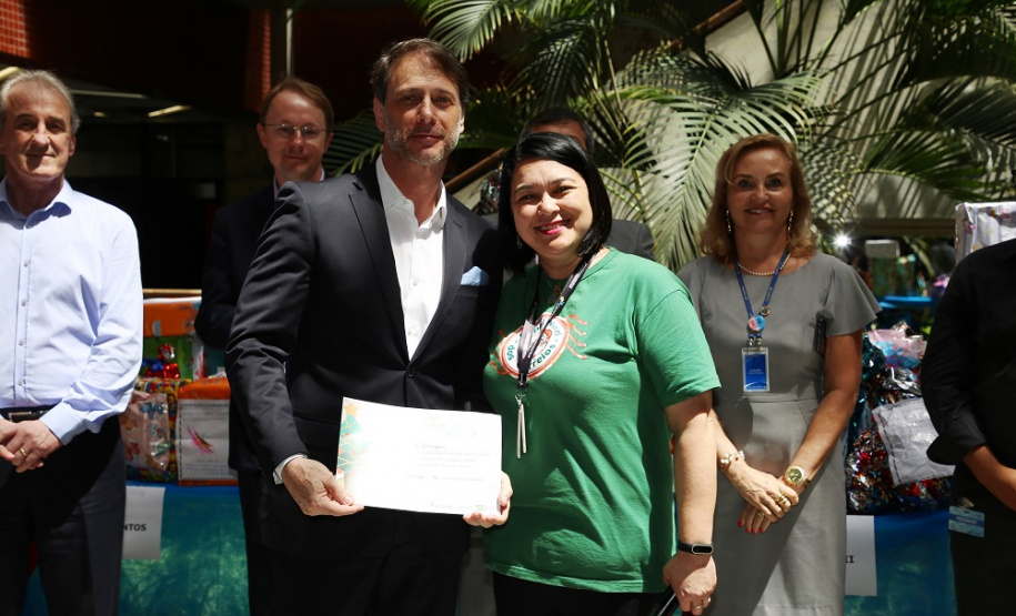 Presidente da Sanepar com coordenadora do Papai Noel dos Correios. Foto: Sanepar