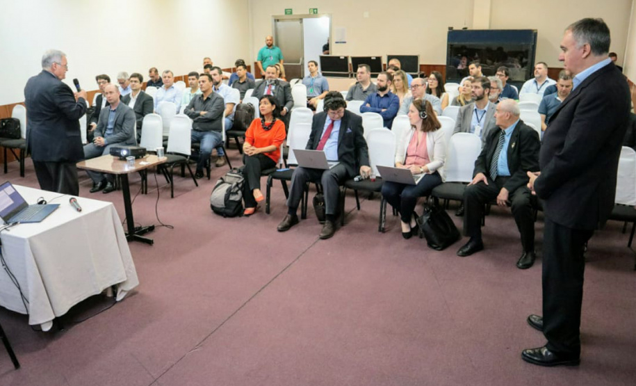 Empresários que importam e exportam produtos via Porto de Paranaguá participaram nessa sexta-feira (13) de uma discussão sobre a implantação de um sistema de troca de dados da comunidade portuária. Paranaguá foi escolhido entre quatro portos brasileiros para receber o projeto, que faz parte de um programa do governo britânico para facilitar o comércio internacional com o Brasil. Foto: Claudio Neves/AEN