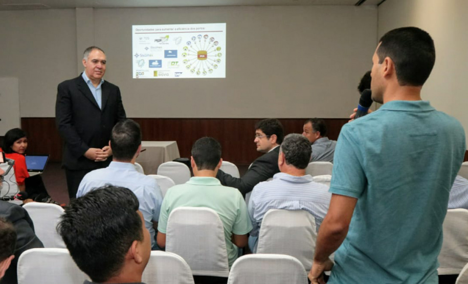 Empresários que importam e exportam produtos via Porto de Paranaguá participaram nessa sexta-feira (13) de uma discussão sobre a implantação de um sistema de troca de dados da comunidade portuária. Paranaguá foi escolhido entre quatro portos brasileiros para receber o projeto, que faz parte de um programa do governo britânico para facilitar o comércio internacional com o Brasil. Foto: Claudio Neves/AEN