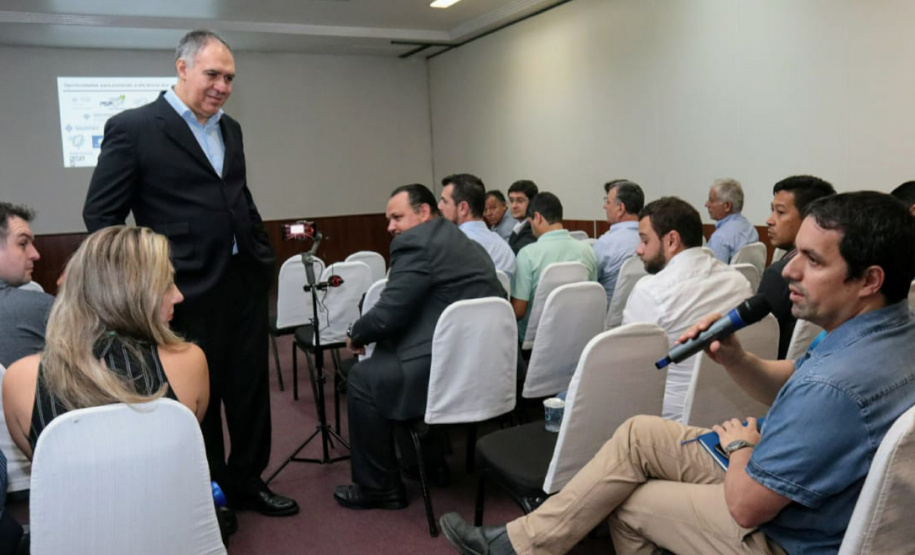 Empresários que importam e exportam produtos via Porto de Paranaguá participaram nessa sexta-feira (13) de uma discussão sobre a implantação de um sistema de troca de dados da comunidade portuária. Paranaguá foi escolhido entre quatro portos brasileiros para receber o projeto, que faz parte de um programa do governo britânico para facilitar o comércio internacional com o Brasil. Foto: Claudio Neves/AEN