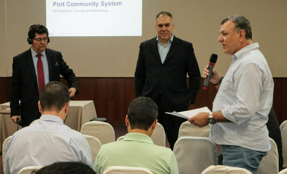 Empresários que importam e exportam produtos via Porto de Paranaguá participaram nessa sexta-feira (13) de uma discussão sobre a implantação de um sistema de troca de dados da comunidade portuária. Paranaguá foi escolhido entre quatro portos brasileiros para receber o projeto, que faz parte de um programa do governo britânico para facilitar o comércio internacional com o Brasil. Foto: Claudio Neves/AEN