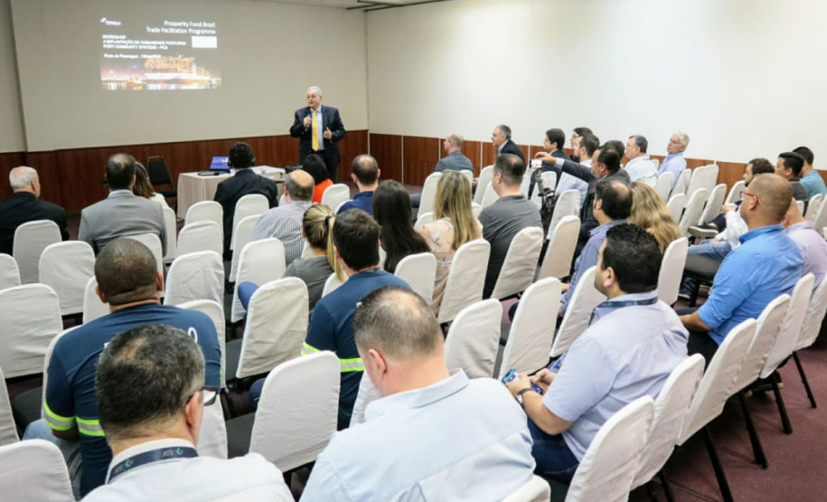 Empresários que importam e exportam produtos via Porto de Paranaguá participaram nessa sexta-feira (13) de uma discussão sobre a implantação de um sistema de troca de dados da comunidade portuária. Paranaguá foi escolhido entre quatro portos brasileiros para receber o projeto, que faz parte de um programa do governo britânico para facilitar o comércio internacional com o Brasil. Foto: Claudio Neves/AEN