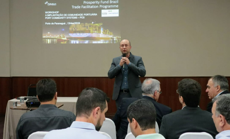 Empresários que importam e exportam produtos via Porto de Paranaguá participaram nessa sexta-feira (13) de uma discussão sobre a implantação de um sistema de troca de dados da comunidade portuária. Paranaguá foi escolhido entre quatro portos brasileiros para receber o projeto, que faz parte de um programa do governo britânico para facilitar o comércio internacional com o Brasil. Foto: Claudio Neves/AEN