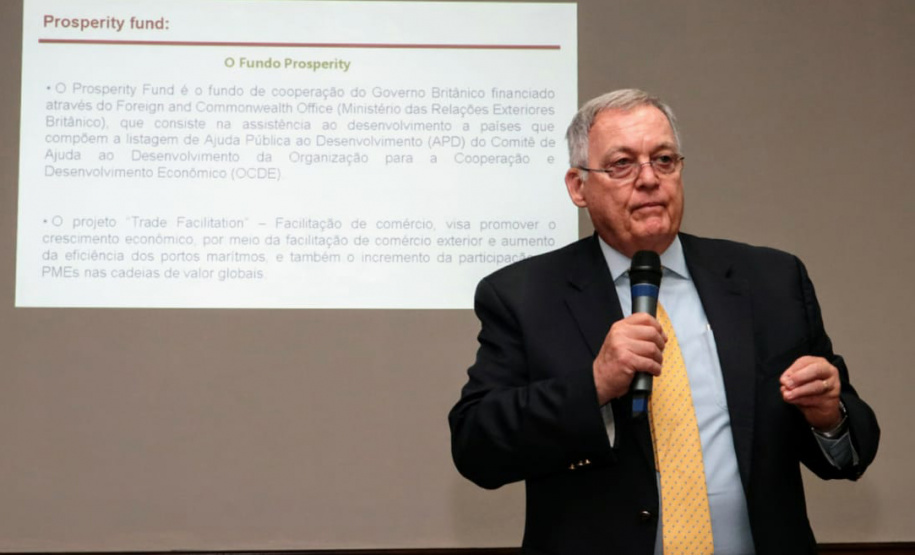 Empresários que importam e exportam produtos via Porto de Paranaguá participaram nessa sexta-feira (13) de uma discussão sobre a implantação de um sistema de troca de dados da comunidade portuária. Paranaguá foi escolhido entre quatro portos brasileiros para receber o projeto, que faz parte de um programa do governo britânico para facilitar o comércio internacional com o Brasil. Foto: Claudio Neves/AEN