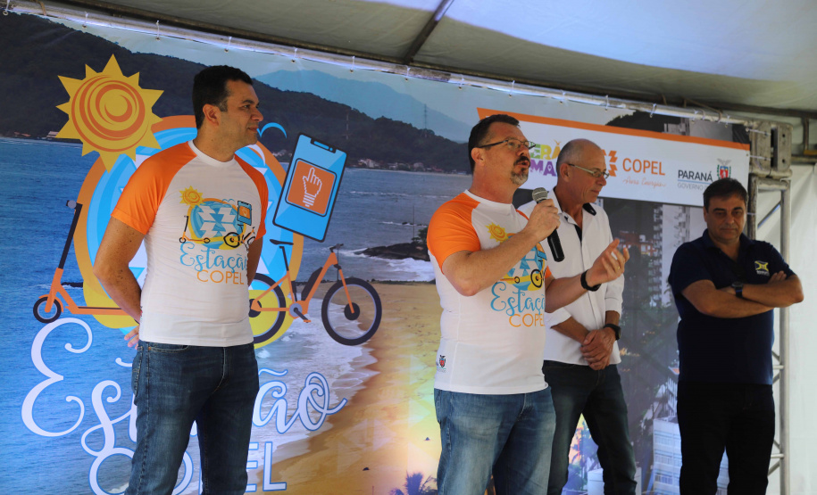 A Copel iniciou nesta sexta-feira (13) o funcionamento de suas Estações no Verão Maior, no litoral paranaense, onde será disponibilizado o empréstimo de bicicletas e patinetes elétricos e haverá distribuição de brindes. Segundo o superintendente comercial João Acyr Bonat Junior, o projeto traz para a temporada a prática da sustentabilidade, aliando mobilidade elétrica, uso consciente da energia e qualidade de vida