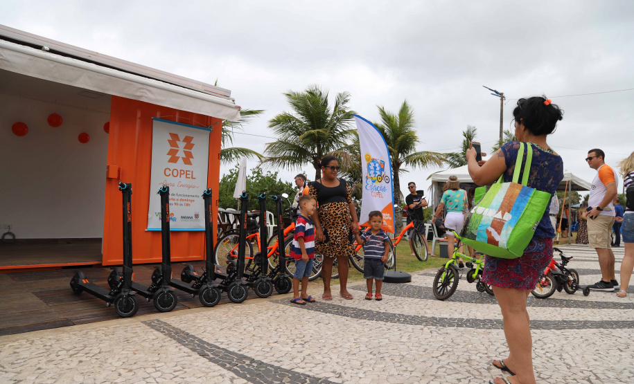 A Copel iniciou nesta sexta-feira (13) o funcionamento de suas Estações no Verão Maior, no litoral paranaense, onde será disponibilizado o empréstimo de bicicletas e patinetes elétricos e haverá distribuição de brindes. Segundo o superintendente comercial João Acyr Bonat Junior, o projeto traz para a temporada a prática da sustentabilidade, aliando mobilidade elétrica, uso consciente da energia e qualidade de vida