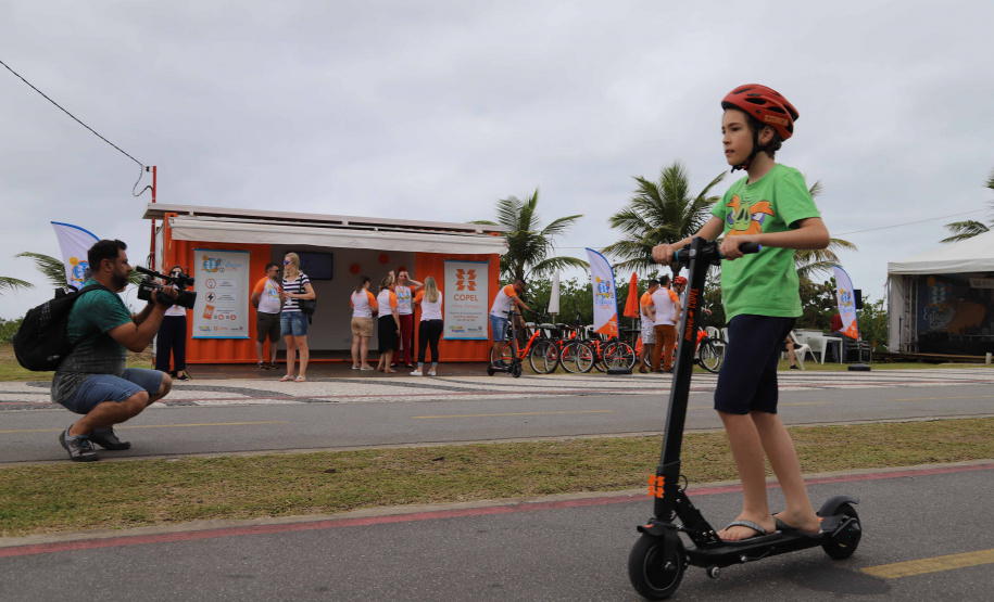 A Copel iniciou nesta sexta-feira (13) o funcionamento de suas Estações no Verão Maior, no litoral paranaense, onde será disponibilizado o empréstimo de bicicletas e patinetes elétricos e haverá distribuição de brindes. Segundo o superintendente comercial João Acyr Bonat Junior, o projeto traz para a temporada a prática da sustentabilidade, aliando mobilidade elétrica, uso consciente da energia e qualidade de vida