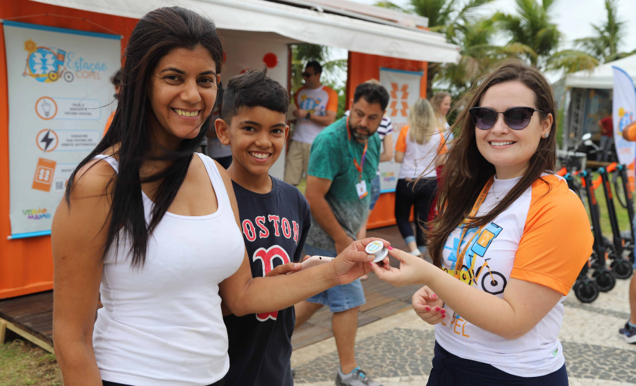 A Copel iniciou nesta sexta-feira (13) o funcionamento de suas Estações no Verão Maior, no litoral paranaense, onde será disponibilizado o empréstimo de bicicletas e patinetes elétricos e haverá distribuição de brindes. Segundo o superintendente comercial João Acyr Bonat Junior, o projeto traz para a temporada a prática da sustentabilidade, aliando mobilidade elétrica, uso consciente da energia e qualidade de vida