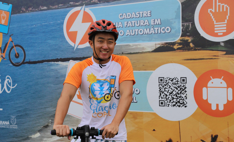 A Copel iniciou nesta sexta-feira (13) o funcionamento de suas Estações no Verão Maior, no litoral paranaense, onde será disponibilizado o empréstimo de bicicletas e patinetes elétricos e haverá distribuição de brindes. Segundo o superintendente comercial João Acyr Bonat Junior, o projeto traz para a temporada a prática da sustentabilidade, aliando mobilidade elétrica, uso consciente da energia e qualidade de vida