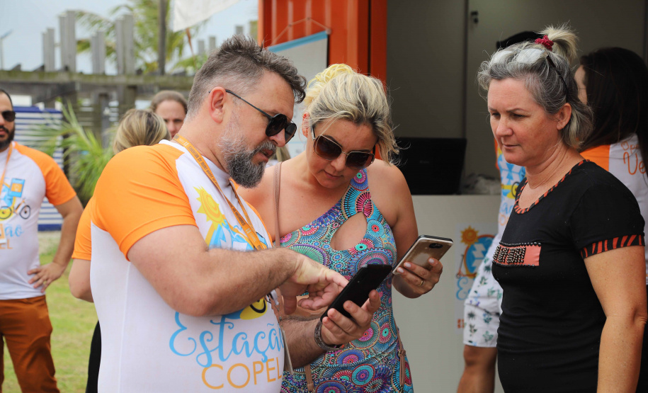 A Copel iniciou nesta sexta-feira (13) o funcionamento de suas Estações no Verão Maior, no litoral paranaense, onde será disponibilizado o empréstimo de bicicletas e patinetes elétricos e haverá distribuição de brindes. Segundo o superintendente comercial João Acyr Bonat Junior, o projeto traz para a temporada a prática da sustentabilidade, aliando mobilidade elétrica, uso consciente da energia e qualidade de vida