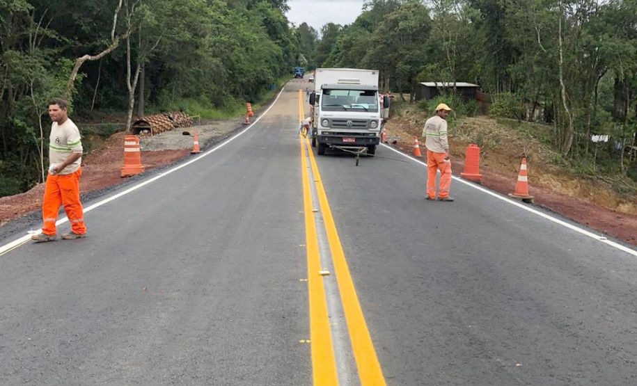O tráfego na PR-340, no trecho entre as cidades Telêmaco Borba e Tibagi, foi liberado neste domingo (15). A via estava interditada devido a um desmoronamento e rachaduras no asfalto causados pelo excesso de chuva. A obra de recuperação da via teve custo de R$ 2 milhões e foi feita em parceria entre o Governo do Estado do Paraná e a empresa Klabin. Foto:DER