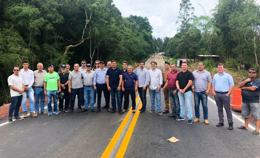 O tráfego na PR-340, no trecho entre as cidades Telêmaco Borba e Tibagi, foi liberado neste domingo (15). A via estava interditada devido a um desmoronamento e rachaduras no asfalto causados pelo excesso de chuva. A obra de recuperação da via teve custo de R$ 2 milhões e foi feita em parceria entre o Governo do Estado do Paraná e a empresa Klabin. Foto:DER