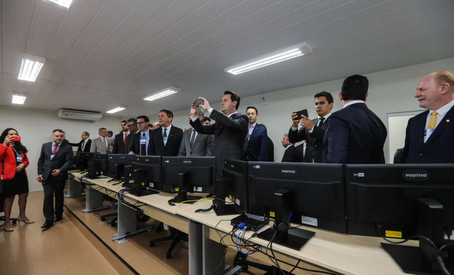 O Governador Carlos Massa Ratinho Junior e o ministro da Justiça e Segurança Pública, Sergio Moro, inauguram nesta segunda-feira (16),  em Foz do Iguaçu, o Centro Integrado de Operações de Fronteira. O CIOF reforçará as ações estratégicas estaduais de combate ao tráfico e ao crime organizado. A estrutura passa a integrar o Parque Tecnológico Itaipu, na Itaipu Binacional.Foz do Iguaçu, 16/12/2019 -  Foto: Geraldo Bubniak/AEN