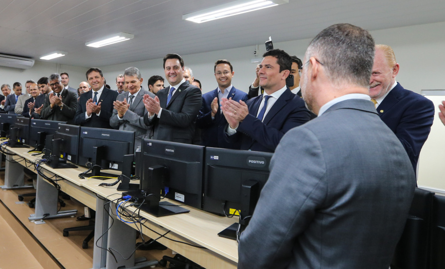 O Governador Carlos Massa Ratinho Junior e o ministro da Justiça e Segurança Pública, Sergio Moro, inauguram nesta segunda-feira (16),  em Foz do Iguaçu, o Centro Integrado de Operações de Fronteira. O CIOF reforçará as ações estratégicas estaduais de combate ao tráfico e ao crime organizado. A estrutura passa a integrar o Parque Tecnológico Itaipu, na Itaipu Binacional.Foz do Iguaçu, 16/12/2019 -  Foto: Geraldo Bubniak/AEN