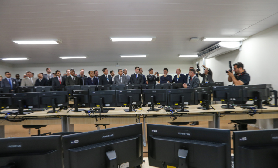 O Governador Carlos Massa Ratinho Junior e o ministro da Justiça e Segurança Pública, Sergio Moro, inauguram nesta segunda-feira (16),  em Foz do Iguaçu, o Centro Integrado de Operações de Fronteira. O CIOF reforçará as ações estratégicas estaduais de combate ao tráfico e ao crime organizado. A estrutura passa a integrar o Parque Tecnológico Itaipu, na Itaipu Binacional.Foz do Iguaçu, 16/12/2019 -  Foto: Geraldo Bubniak/AEN