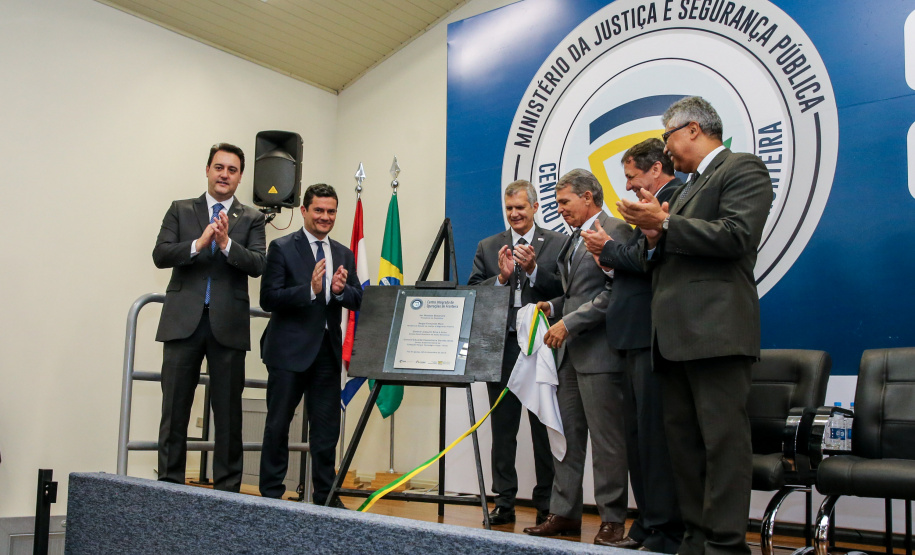 O Governador Carlos Massa Ratinho Junior e o ministro da Justiça e Segurança Pública, Sergio Moro, inauguram nesta segunda-feira (16),  em Foz do Iguaçu, o Centro Integrado de Operações de Fronteira. O CIOF reforçará as ações estratégicas estaduais de combate ao tráfico e ao crime organizado. A estrutura passa a integrar o Parque Tecnológico Itaipu, na Itaipu Binacional.Foz do Iguaçu, 16/12/2019 -  Foto: Geraldo Bubniak/AEN