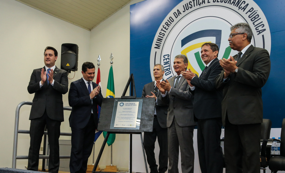 O Governador Carlos Massa Ratinho Junior e o ministro da Justiça e Segurança Pública, Sergio Moro, inauguram nesta segunda-feira (16),  em Foz do Iguaçu, o Centro Integrado de Operações de Fronteira. O CIOF reforçará as ações estratégicas estaduais de combate ao tráfico e ao crime organizado. A estrutura passa a integrar o Parque Tecnológico Itaipu, na Itaipu Binacional.Foz do Iguaçu, 16/12/2019 -  Foto: Geraldo Bubniak/AEN