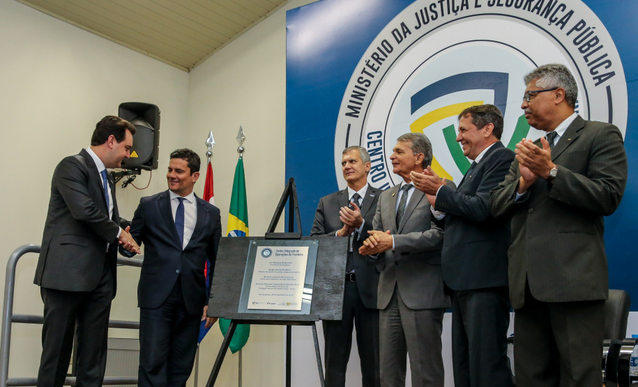 O Governador Carlos Massa Ratinho Junior e o ministro da Justiça e Segurança Pública, Sergio Moro, inauguram nesta segunda-feira (16),  em Foz do Iguaçu, o Centro Integrado de Operações de Fronteira. O CIOF reforçará as ações estratégicas estaduais de combate ao tráfico e ao crime organizado. A estrutura passa a integrar o Parque Tecnológico Itaipu, na Itaipu Binacional.Foz do Iguaçu, 16/12/2019 -  Foto: Geraldo Bubniak/AEN
