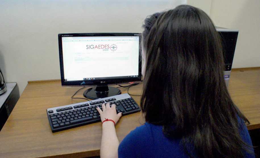 Larissa Santin, acadêmica pesquisadora, realizando funções no software. Foto: Unioeste