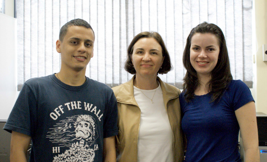 Orientadora Claudia Rizzi e desenvolvedores Larissa Santin e Eduardo Luiz Roberto Schaurich. Foto: Unioeste