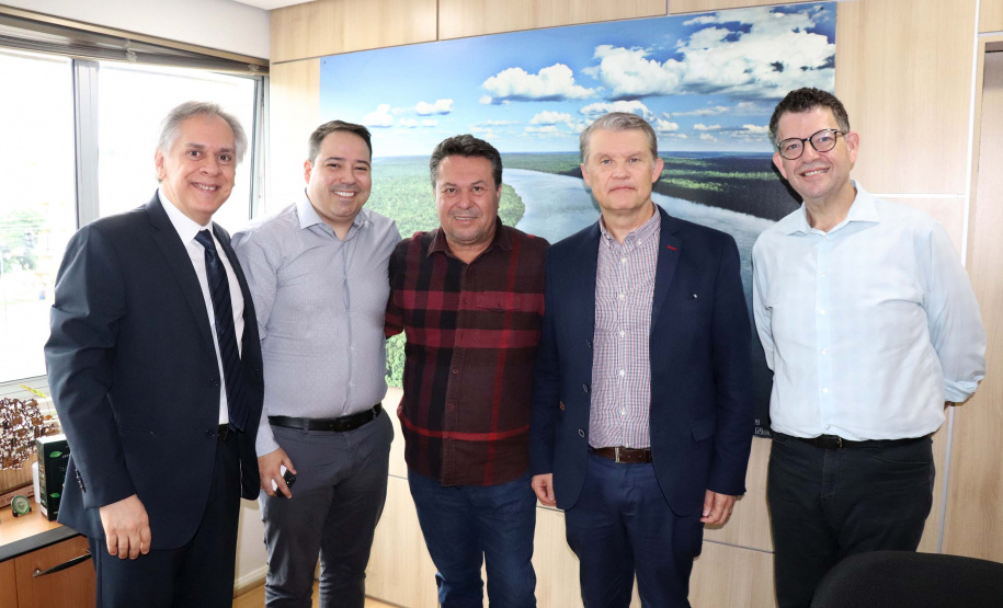Diretor de Novos Negócios e Relações Institucionais, Lindolfo Luíz Junior; diretor de Indústria e Inovação do Tecpar, Rafael Rodrigues; secretário estadual do Desenvolvimento Sustentável e Turismo, Márcio Nunes; diretor-presidente do Tecpar, Jorge Callado; diretor-presidente da Invest Paraná, Eduardo Bekin. Foto: Tecpar