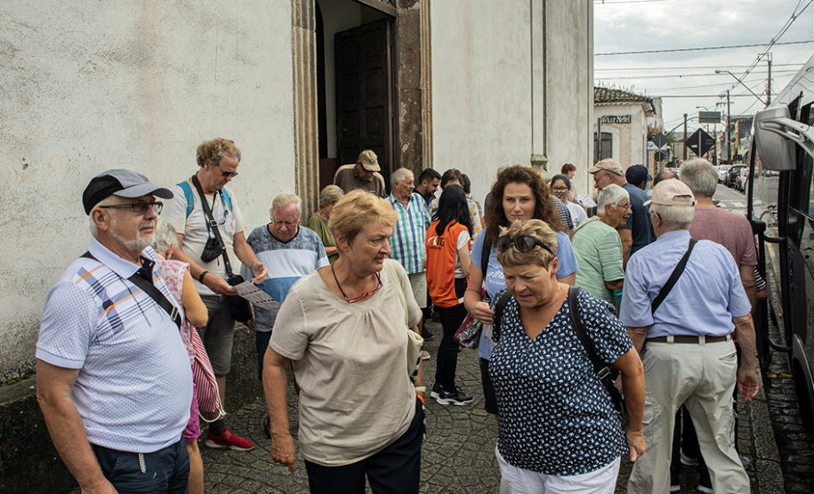 A parada turística do navio de cruzeiros MS Hamburg neste domingo (15) no Porto de Paranaguá movimentou a cidade. Segundo o controle interno da embarcação, cerca de 280 turistas circularam pelo município histórico. Outros 82 preferiram se deslocar de ônibus até Curitiba e cinco seguiram de barco para a Ilha do Mel.