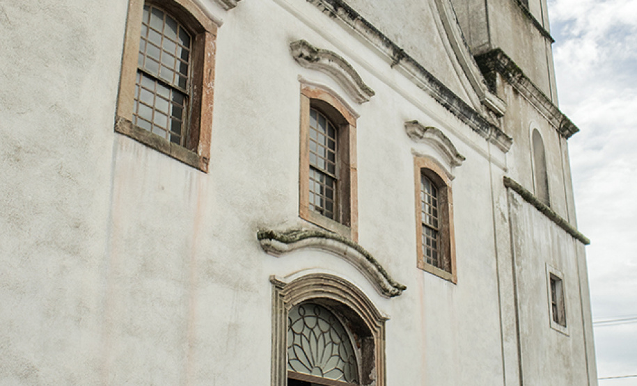 A parada turística do navio de cruzeiros MS Hamburg neste domingo (15) no Porto de Paranaguá movimentou a cidade. Segundo o controle interno da embarcação, cerca de 280 turistas circularam pelo município histórico. Outros 82 preferiram se deslocar de ônibus até Curitiba e cinco seguiram de barco para a Ilha do Mel.