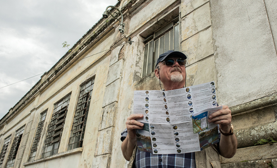 A parada turística do navio de cruzeiros MS Hamburg neste domingo (15) no Porto de Paranaguá movimentou a cidade. Segundo o controle interno da embarcação, cerca de 280 turistas circularam pelo município histórico. Outros 82 preferiram se deslocar de ônibus até Curitiba e cinco seguiram de barco para a Ilha do Mel.