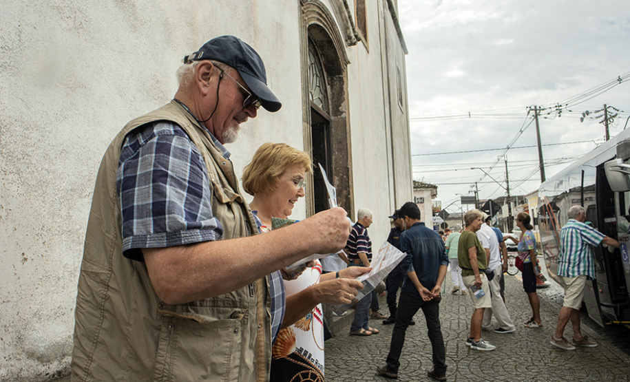 A parada turística do navio de cruzeiros MS Hamburg neste domingo (15) no Porto de Paranaguá movimentou a cidade. Segundo o controle interno da embarcação, cerca de 280 turistas circularam pelo município histórico. Outros 82 preferiram se deslocar de ônibus até Curitiba e cinco seguiram de barco para a Ilha do Mel.