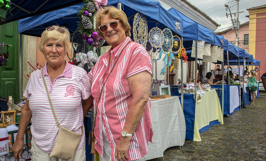 A parada turística do navio de cruzeiros MS Hamburg neste domingo (15) no Porto de Paranaguá movimentou a cidade. Segundo o controle interno da embarcação, cerca de 280 turistas circularam pelo município histórico. Outros 82 preferiram se deslocar de ônibus até Curitiba e cinco seguiram de barco para a Ilha do Mel.