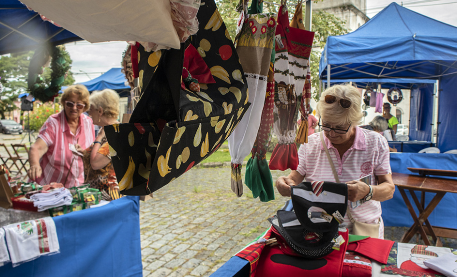 A parada turística do navio de cruzeiros MS Hamburg neste domingo (15) no Porto de Paranaguá movimentou a cidade. Segundo o controle interno da embarcação, cerca de 280 turistas circularam pelo município histórico. Outros 82 preferiram se deslocar de ônibus até Curitiba e cinco seguiram de barco para a Ilha do Mel.