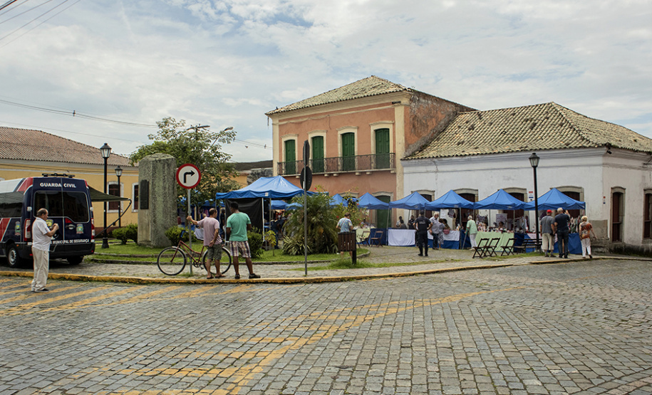 A parada turística do navio de cruzeiros MS Hamburg neste domingo (15) no Porto de Paranaguá movimentou a cidade. Segundo o controle interno da embarcação, cerca de 280 turistas circularam pelo município histórico. Outros 82 preferiram se deslocar de ônibus até Curitiba e cinco seguiram de barco para a Ilha do Mel.