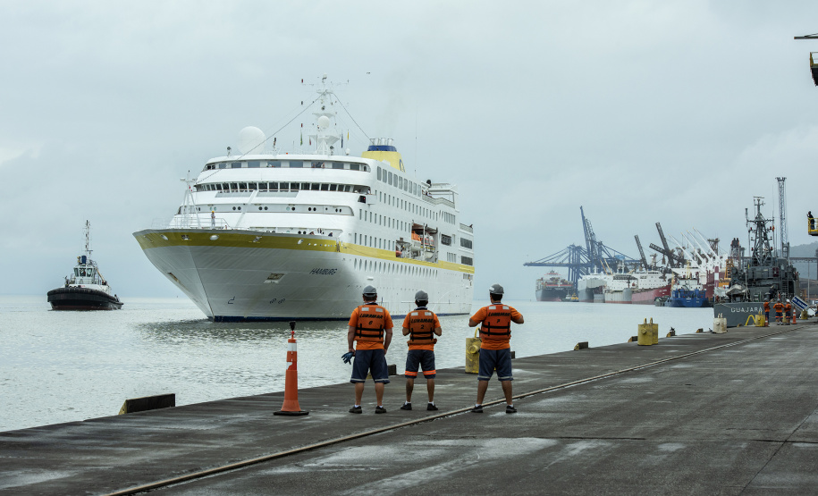 A parada turística do navio de cruzeiros MS Hamburg neste domingo (15) no Porto de Paranaguá movimentou a cidade. Segundo o controle interno da embarcação, cerca de 280 turistas circularam pelo município histórico. Outros 82 preferiram se deslocar de ônibus até Curitiba e cinco seguiram de barco para a Ilha do Mel.