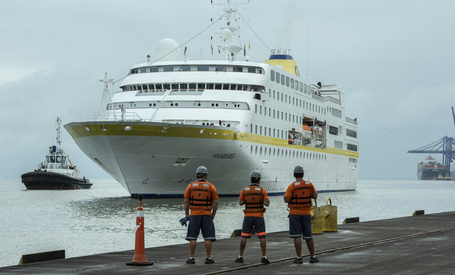 A parada turística do navio de cruzeiros MS Hamburg neste domingo (15) no Porto de Paranaguá movimentou a cidade. Segundo o controle interno da embarcação, cerca de 280 turistas circularam pelo município histórico. Outros 82 preferiram se deslocar de ônibus até Curitiba e cinco seguiram de barco para a Ilha do Mel.