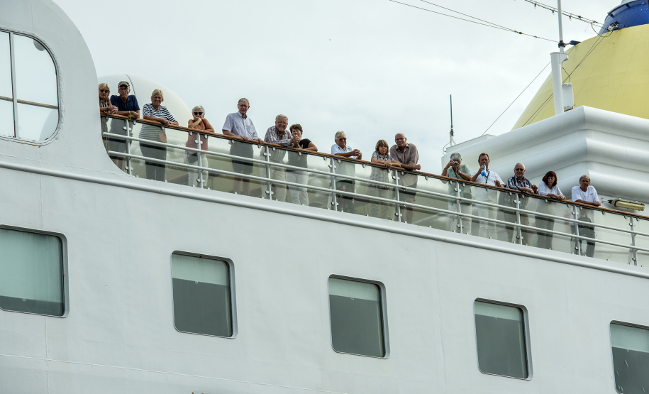 A parada turística do navio de cruzeiros MS Hamburg neste domingo (15) no Porto de Paranaguá movimentou a cidade. Segundo o controle interno da embarcação, cerca de 280 turistas circularam pelo município histórico. Outros 82 preferiram se deslocar de ônibus até Curitiba e cinco seguiram de barco para a Ilha do Mel.
