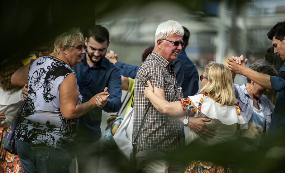 A parada turística do navio de cruzeiros MS Hamburg neste domingo (15) no Porto de Paranaguá movimentou a cidade. Segundo o controle interno da embarcação, cerca de 280 turistas circularam pelo município histórico. Outros 82 preferiram se deslocar de ônibus até Curitiba e cinco seguiram de barco para a Ilha do Mel.