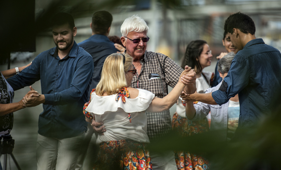 A parada turística do navio de cruzeiros MS Hamburg neste domingo (15) no Porto de Paranaguá movimentou a cidade. Segundo o controle interno da embarcação, cerca de 280 turistas circularam pelo município histórico. Outros 82 preferiram se deslocar de ônibus até Curitiba e cinco seguiram de barco para a Ilha do Mel.