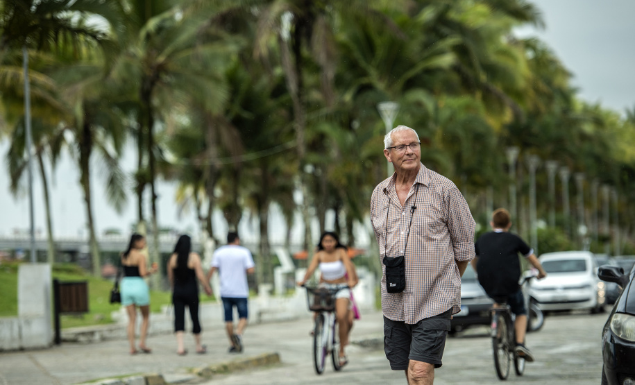 A parada turística do navio de cruzeiros MS Hamburg neste domingo (15) no Porto de Paranaguá movimentou a cidade. Segundo o controle interno da embarcação, cerca de 280 turistas circularam pelo município histórico. Outros 82 preferiram se deslocar de ônibus até Curitiba e cinco seguiram de barco para a Ilha do Mel.