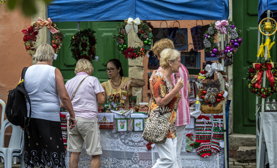 A parada turística do navio de cruzeiros MS Hamburg neste domingo (15) no Porto de Paranaguá movimentou a cidade. Segundo o controle interno da embarcação, cerca de 280 turistas circularam pelo município histórico. Outros 82 preferiram se deslocar de ônibus até Curitiba e cinco seguiram de barco para a Ilha do Mel.