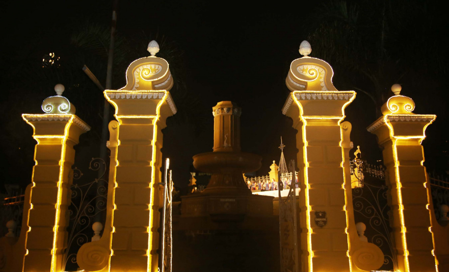 Pelo terceiro ano consecutivo, o centenário Alto São Francisco, mais antigo reservatório da Sanepar, sedia festividades natalinas da capital paranaense. Desta vez, a construção será palco para a encenação “Ecofábrica do Papai Noel”, uma parceria entre a Sanepar e a Tempo Arte Produções Artísticas. Foto: Sanepar