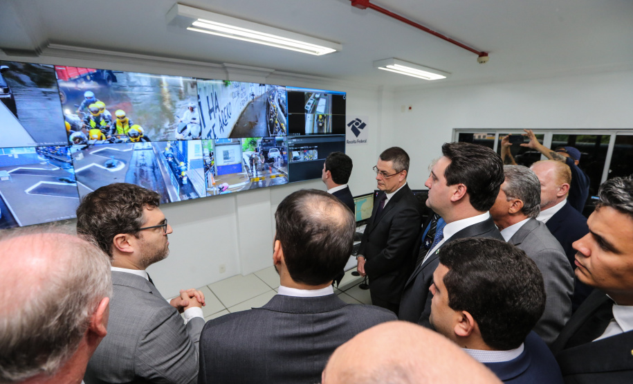 Fronteira Tech O Governador Carlos Massa Ratinho Junior e o ministro da Justiça e Segurança Pública, Sergio Moro, inauguram nesta segunda-feira (16), em Foz do Iguaçu, as operações do Fronteira Tech na Ponte Internacional da Amizade, que liga Foz do Iguaçu/PR à Ciudad del Este/PY. A iniciativa promover o uso de tecnologias digitais com foco na segurança pública. Foz do Iguaçu, 16/12/2019 - Foto: Geraldo Bubniak/AEN