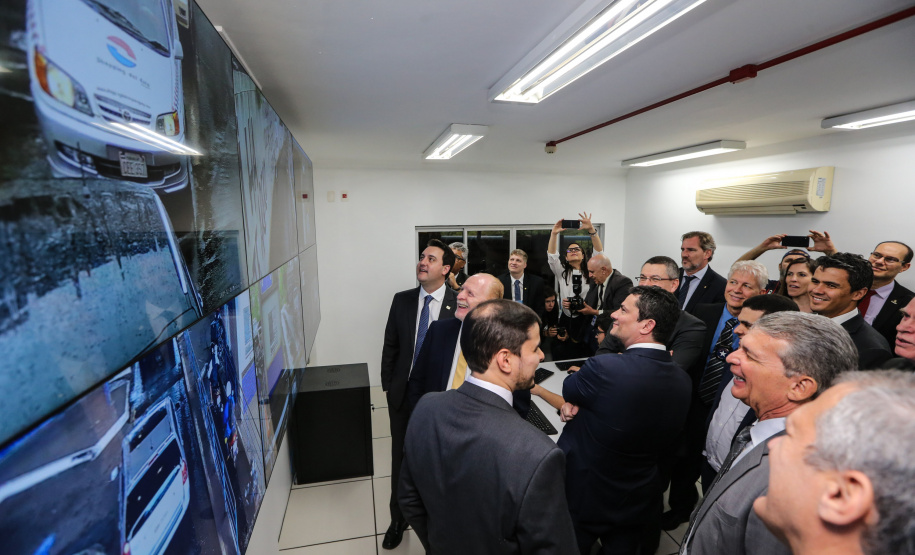 Fronteira Tech O Governador Carlos Massa Ratinho Junior e o ministro da Justiça e Segurança Pública, Sergio Moro, inauguram nesta segunda-feira (16), em Foz do Iguaçu, as operações do Fronteira Tech na Ponte Internacional da Amizade, que liga Foz do Iguaçu/PR à Ciudad del Este/PY. A iniciativa promover o uso de tecnologias digitais com foco na segurança pública. Foz do Iguaçu, 16/12/2019 - Foto: Geraldo Bubniak/AEN