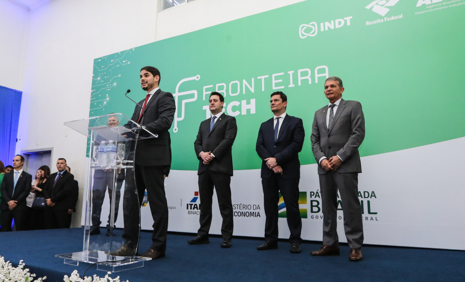 Fronteira Tech O Governador Carlos Massa Ratinho Junior e o ministro da Justiça e Segurança Pública, Sergio Moro, inauguram nesta segunda-feira (16), em Foz do Iguaçu, as operações do Fronteira Tech na Ponte Internacional da Amizade, que liga Foz do Iguaçu/PR à Ciudad del Este/PY. A iniciativa promover o uso de tecnologias digitais com foco na segurança pública. Foz do Iguaçu, 16/12/2019 - Foto: Geraldo Bubniak/AEN