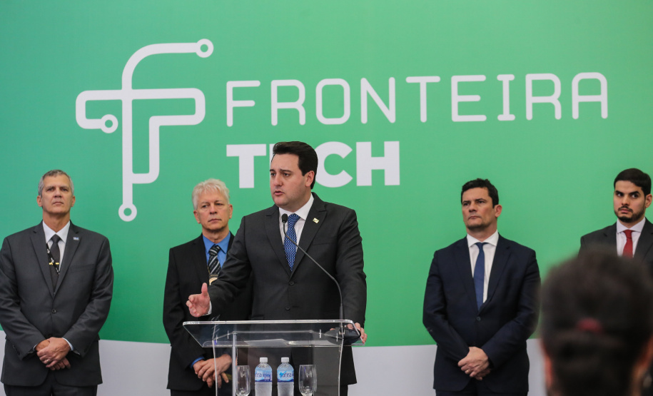 Fronteira Tech O Governador Carlos Massa Ratinho Junior e o ministro da Justiça e Segurança Pública, Sergio Moro, inauguram nesta segunda-feira (16), em Foz do Iguaçu, as operações do Fronteira Tech na Ponte Internacional da Amizade, que liga Foz do Iguaçu/PR à Ciudad del Este/PY. A iniciativa promover o uso de tecnologias digitais com foco na segurança pública. Foz do Iguaçu, 16/12/2019 - Foto: Geraldo Bubniak/AEN