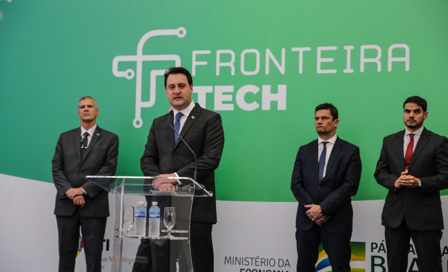 Fronteira Tech O Governador Carlos Massa Ratinho Junior e o ministro da Justiça e Segurança Pública, Sergio Moro, inauguram nesta segunda-feira (16), em Foz do Iguaçu, as operações do Fronteira Tech na Ponte Internacional da Amizade, que liga Foz do Iguaçu/PR à Ciudad del Este/PY. A iniciativa promover o uso de tecnologias digitais com foco na segurança pública. Foz do Iguaçu, 16/12/2019 - Foto: Geraldo Bubniak/AEN