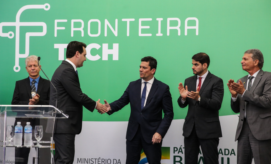 Fronteira Tech O Governador Carlos Massa Ratinho Junior e o ministro da Justiça e Segurança Pública, Sergio Moro, inauguram nesta segunda-feira (16), em Foz do Iguaçu, as operações do Fronteira Tech na Ponte Internacional da Amizade, que liga Foz do Iguaçu/PR à Ciudad del Este/PY. A iniciativa promover o uso de tecnologias digitais com foco na segurança pública. Foz do Iguaçu, 16/12/2019 - Foto: Geraldo Bubniak/AEN
