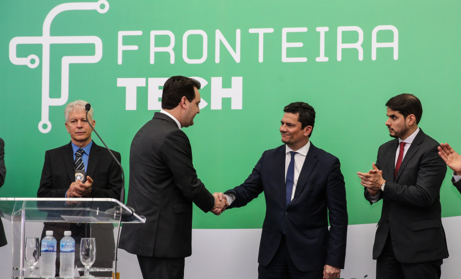 Fronteira Tech O Governador Carlos Massa Ratinho Junior e o ministro da Justiça e Segurança Pública, Sergio Moro, inauguram nesta segunda-feira (16), em Foz do Iguaçu, as operações do Fronteira Tech na Ponte Internacional da Amizade, que liga Foz do Iguaçu/PR à Ciudad del Este/PY. A iniciativa promover o uso de tecnologias digitais com foco na segurança pública. Foz do Iguaçu, 16/12/2019 - Foto: Geraldo Bubniak/AEN