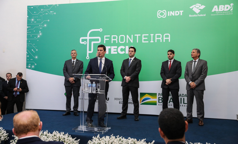 Fronteira Tech O Governador Carlos Massa Ratinho Junior e o ministro da Justiça e Segurança Pública, Sergio Moro, inauguram nesta segunda-feira (16), em Foz do Iguaçu, as operações do Fronteira Tech na Ponte Internacional da Amizade, que liga Foz do Iguaçu/PR à Ciudad del Este/PY. A iniciativa promover o uso de tecnologias digitais com foco na segurança pública. Foz do Iguaçu, 16/12/2019 - Foto: Geraldo Bubniak/AEN