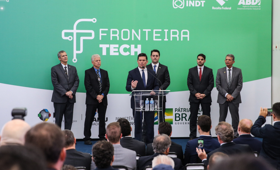 Fronteira Tech O Governador Carlos Massa Ratinho Junior e o ministro da Justiça e Segurança Pública, Sergio Moro, inauguram nesta segunda-feira (16), em Foz do Iguaçu, as operações do Fronteira Tech na Ponte Internacional da Amizade, que liga Foz do Iguaçu/PR à Ciudad del Este/PY. A iniciativa promover o uso de tecnologias digitais com foco na segurança pública. Foz do Iguaçu, 16/12/2019 - Foto: Geraldo Bubniak/AEN